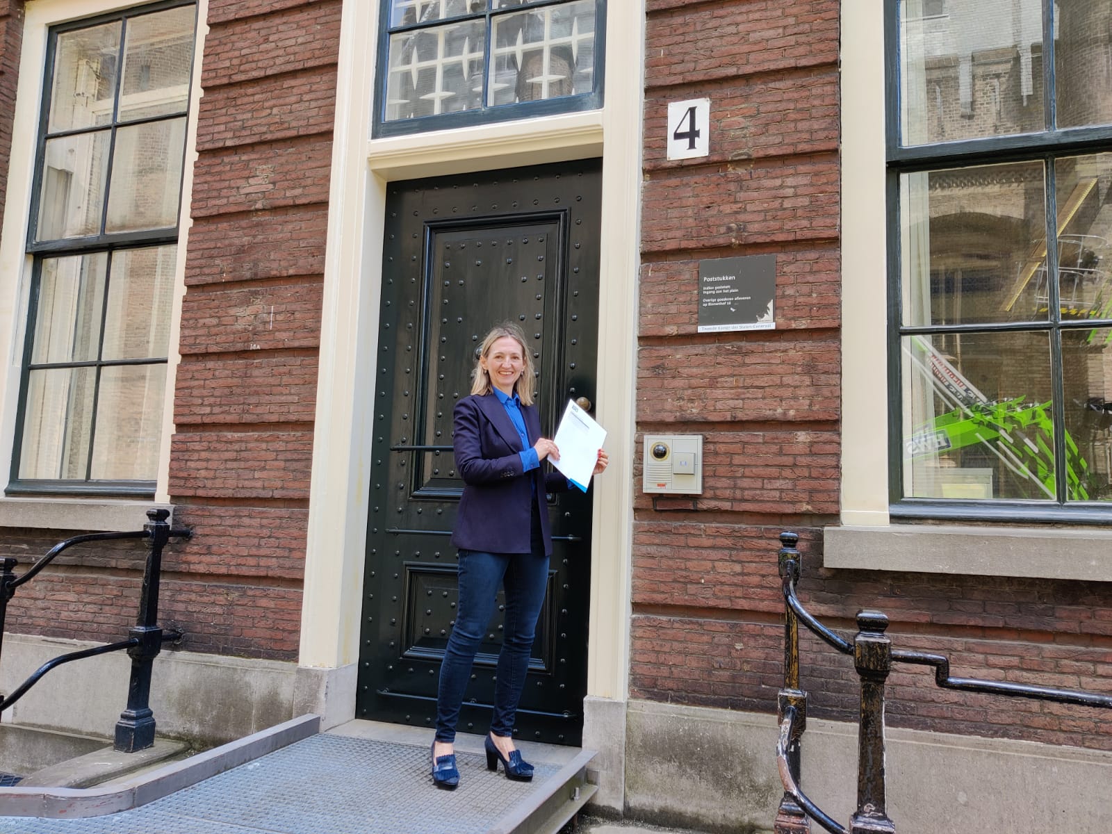 HollandBIO-directeur Annemiek Verkamman geeft de brief af bij de Tweede Kamer